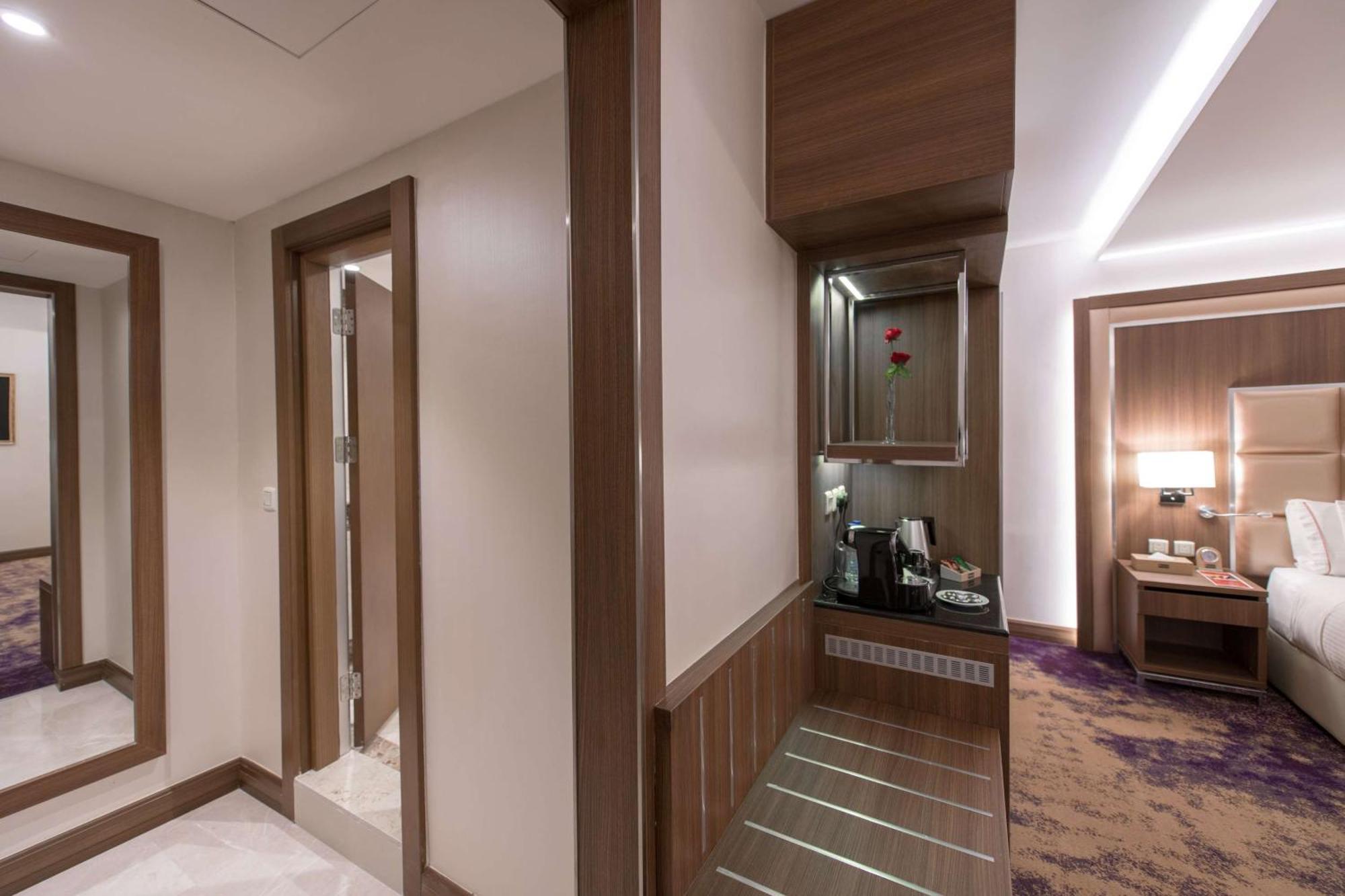 Ramada By Wyndham Continental Jeddah Hotel Exterior photo