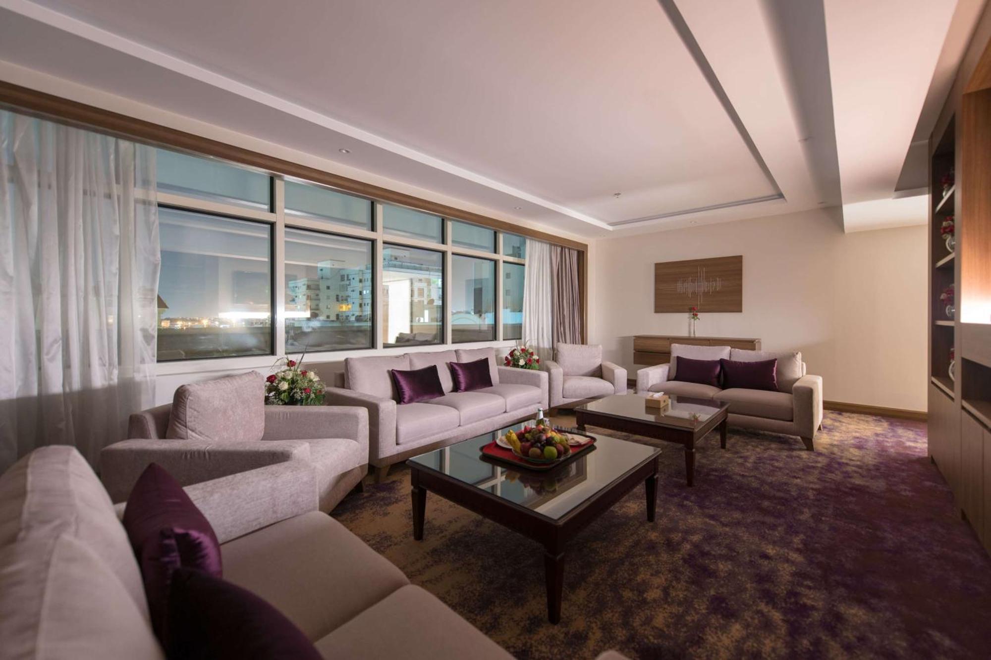 Ramada By Wyndham Continental Jeddah Hotel Exterior photo